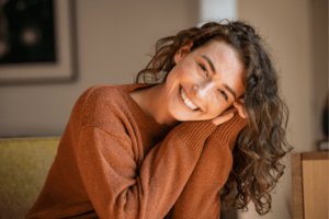 une femme heureuse d